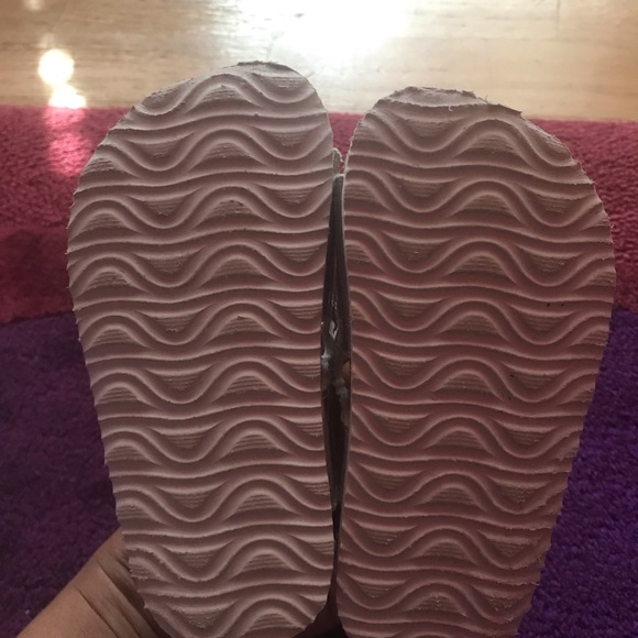 Little girl silver sandals size 6. - Picture 4 of 5